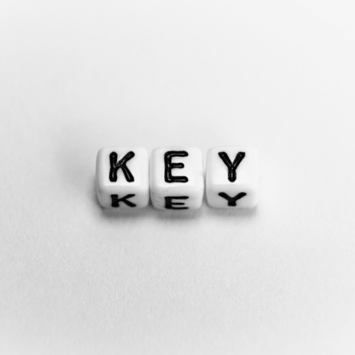 Schwarze Buchstaben mit dem Wort „Key“ als Symbol für SSH-Schlüssel